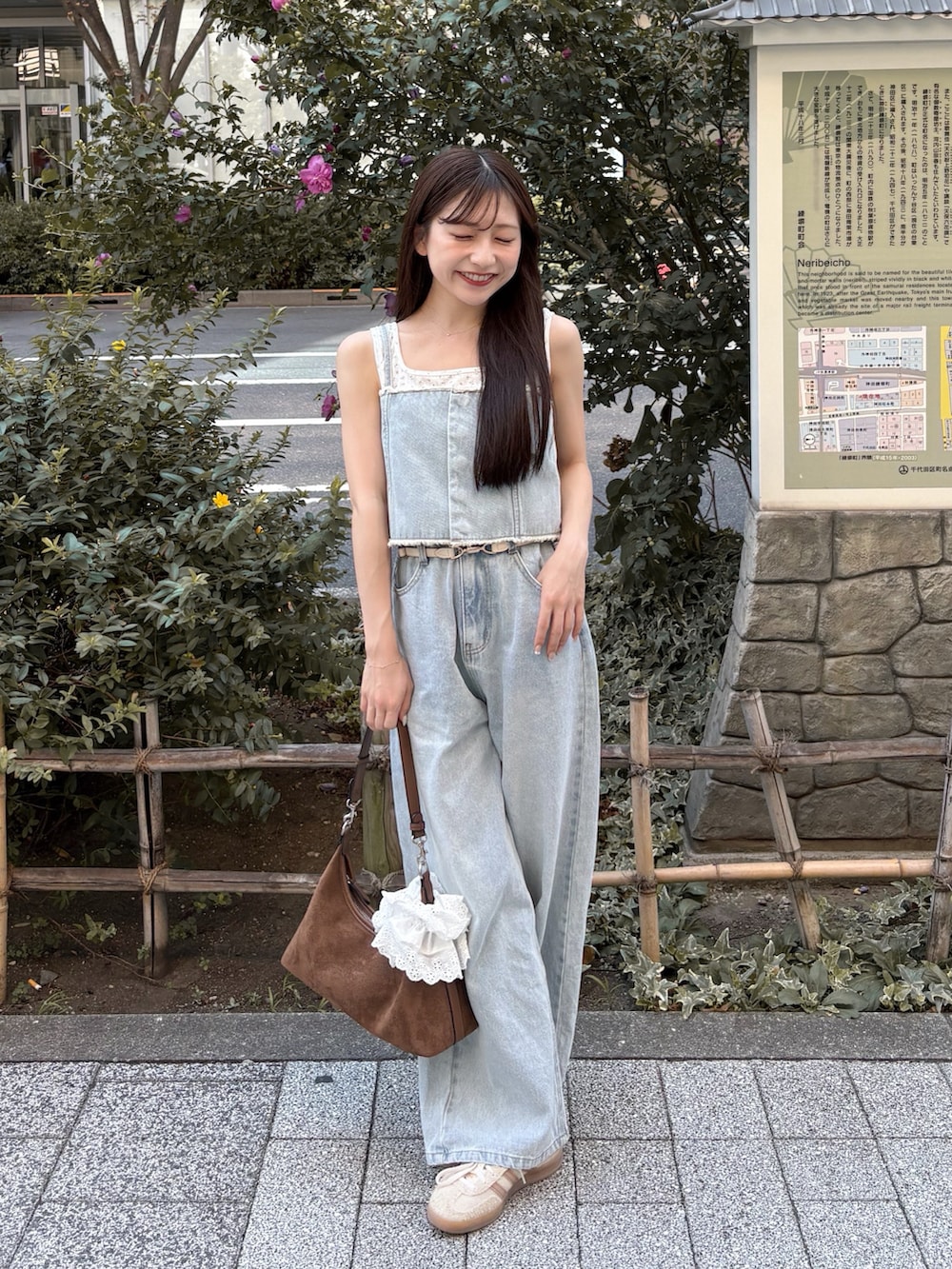 「スニーカー、甘めカジュアル、デニム、セットアップ、ビスチェ、パンツスタイル、adidas、GRL、プチプラ、お出かけコーデ、夏コーデ、ノースリーブ、キャミソール、低身長コーデ、ライトブルー」｜「mysticのマルチWAYデニム（デニムパンツ、ブルー系）」を使った、amiさん（レディース・148cm）の夏コーディネートの2枚目の写真