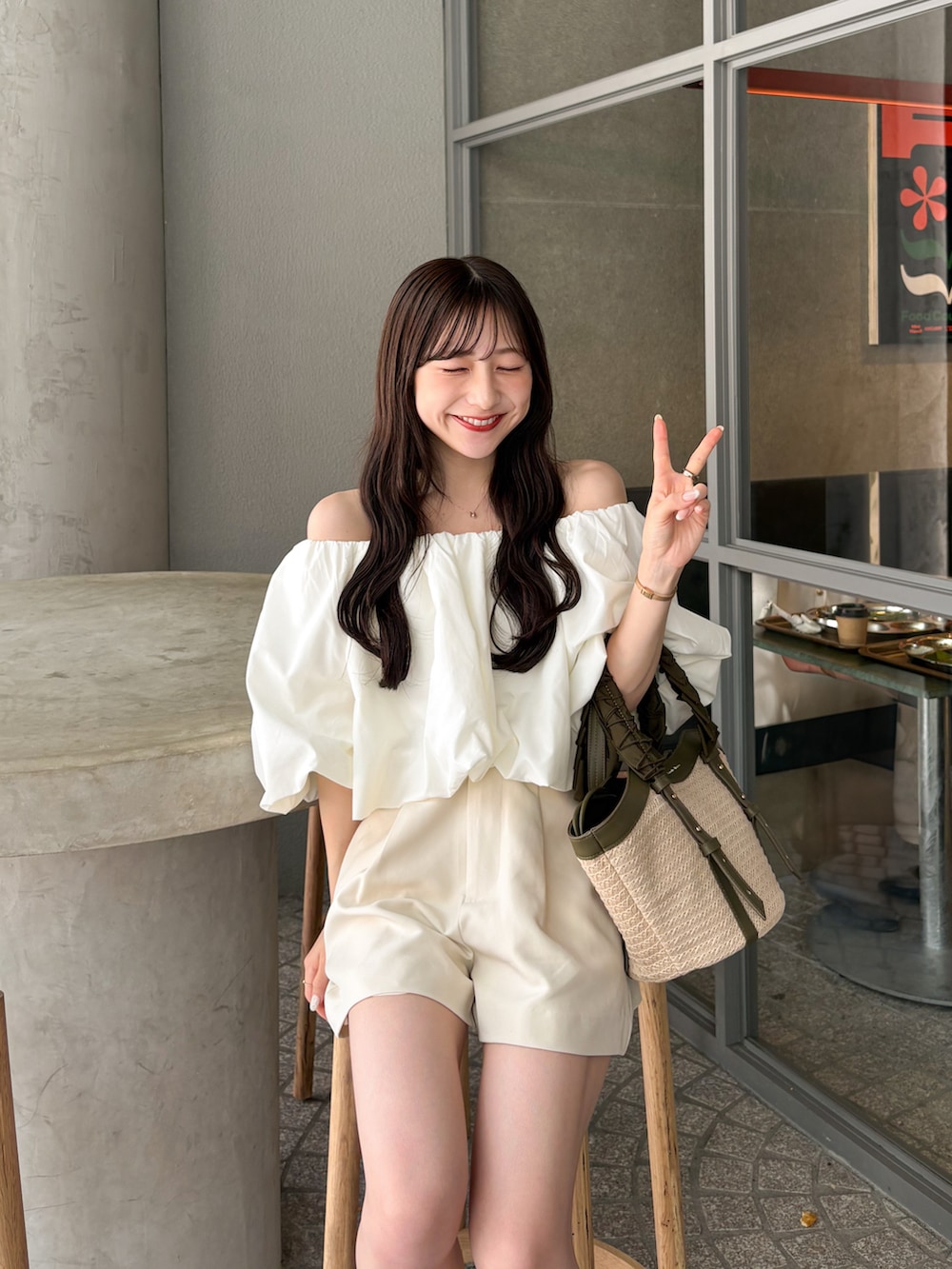 ベージュ系のサンダル、ホワイト系のシャツ/ブラウス、グリーン系のハンドバッグを着用したレディースの夏コーディネートの4枚目の写真