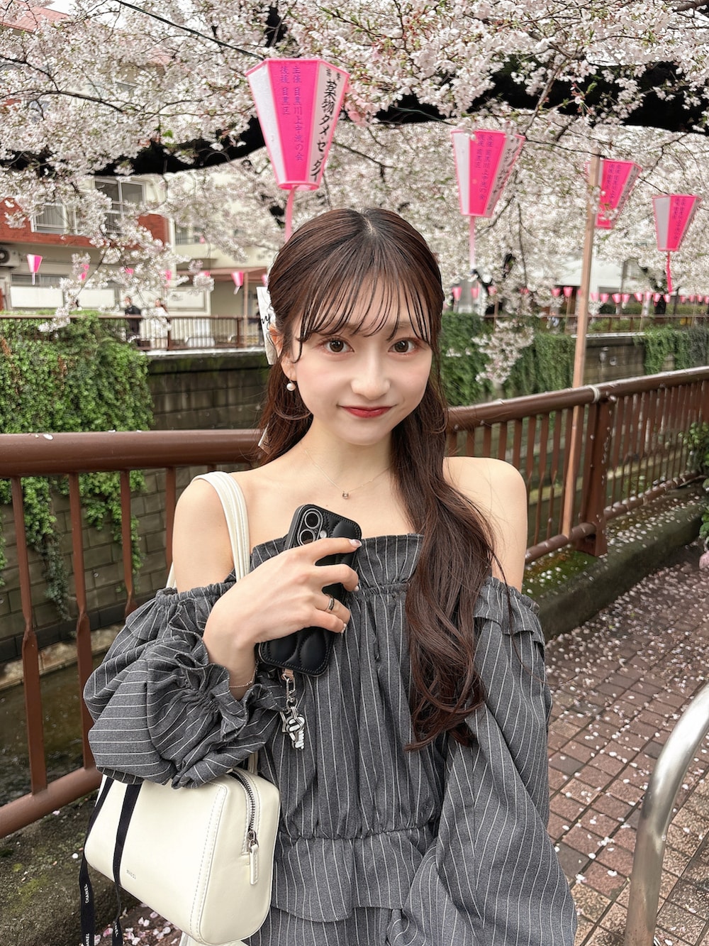 ホワイト系のシャツ/ブラウス、ホワイト系のショルダーバッグ、ホワイト系のスカートを着用したレディースの春コーディネートの4枚目の写真