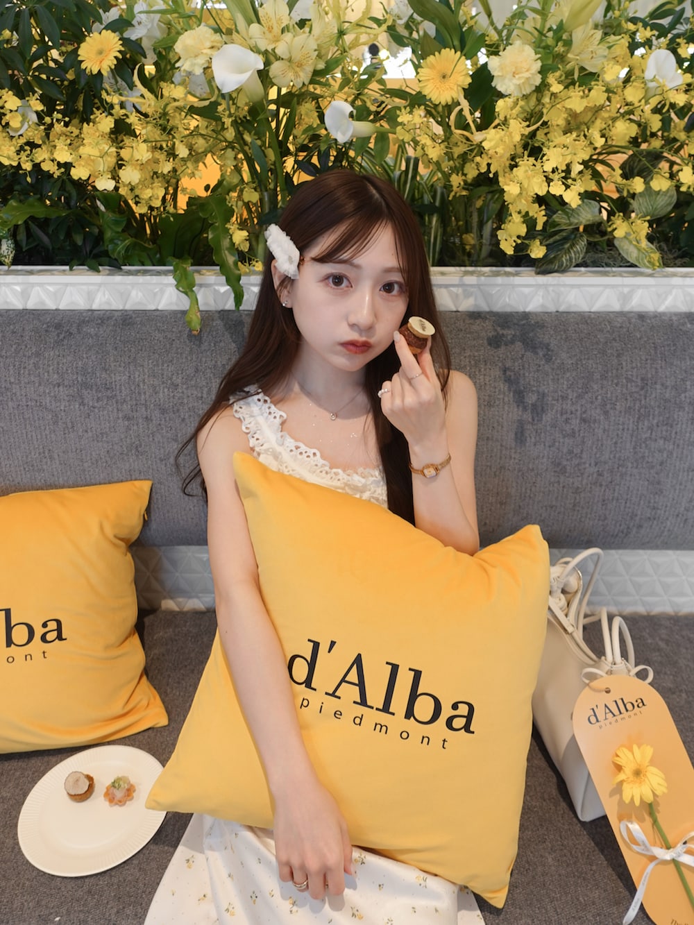 ホワイト系のスカート、ベージュ系のショルダーバッグ、ホワイト系のサンダルを着用したレディースの夏コーディネートの4枚目の写真