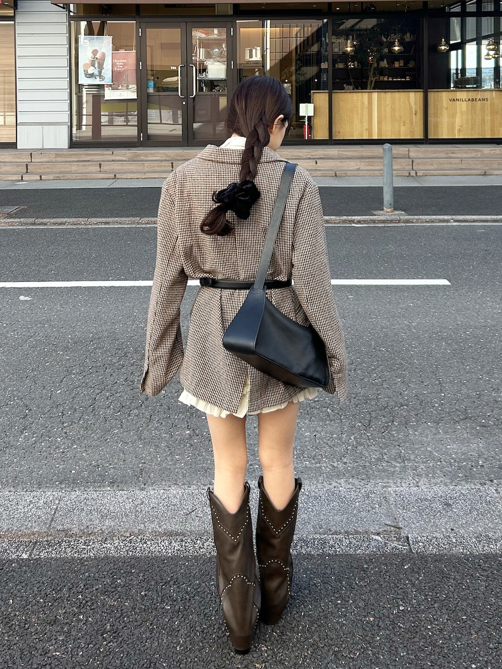 ホワイト系のその他アウター、ブラウン系のブーツ、ブラウン系の福袋/福箱を着用したレディースの冬コーディネートの4枚目の写真