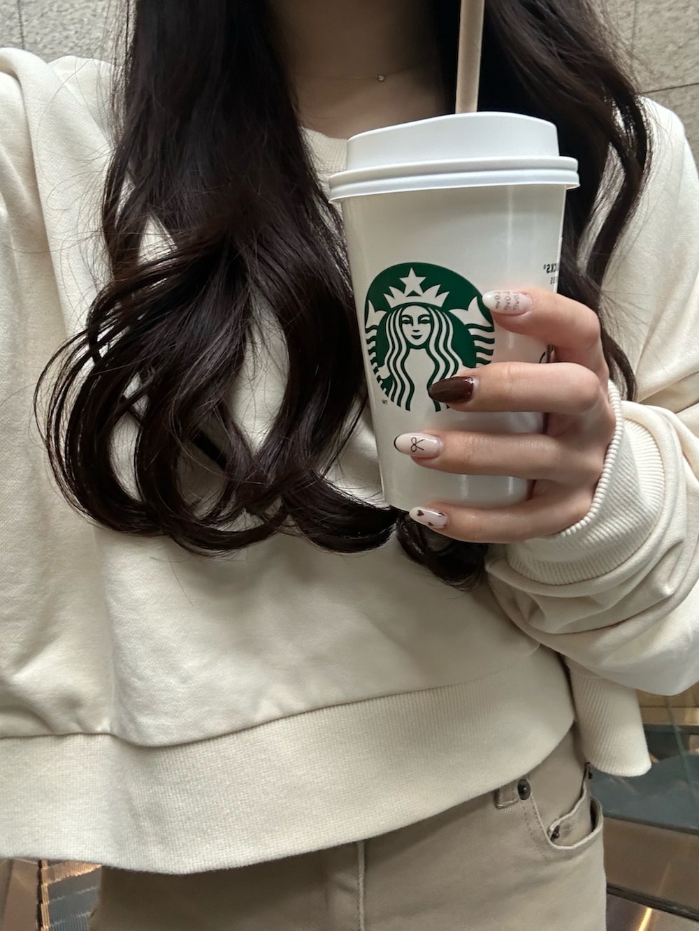 ホワイト系のブーツ、グレー系のジャケット/アウター、ホワイト系のスウェットを着用したレディースの冬コーディネートの5枚目の写真