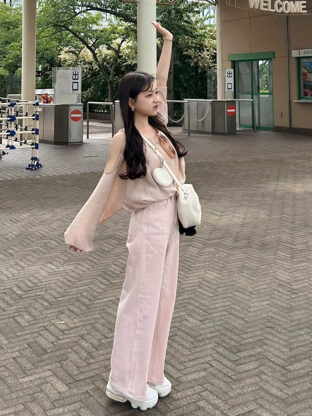 ピンク系のその他パンツ、ホワイト系のハンドバッグ、ピンク系のシャツ/ブラウスを着用したレディースの夏コーディネートの2枚目の写真