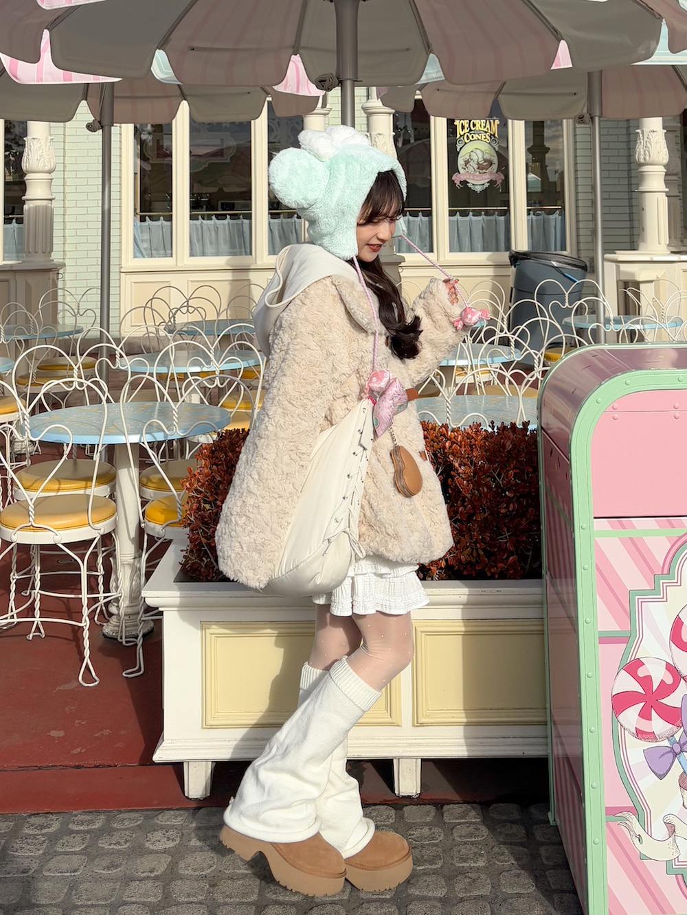 ベージュ系のその他アウター、ホワイト系のTシャツ/カットソー、ベージュ系のブーツを着用したレディースの冬コーディネートの4枚目の写真