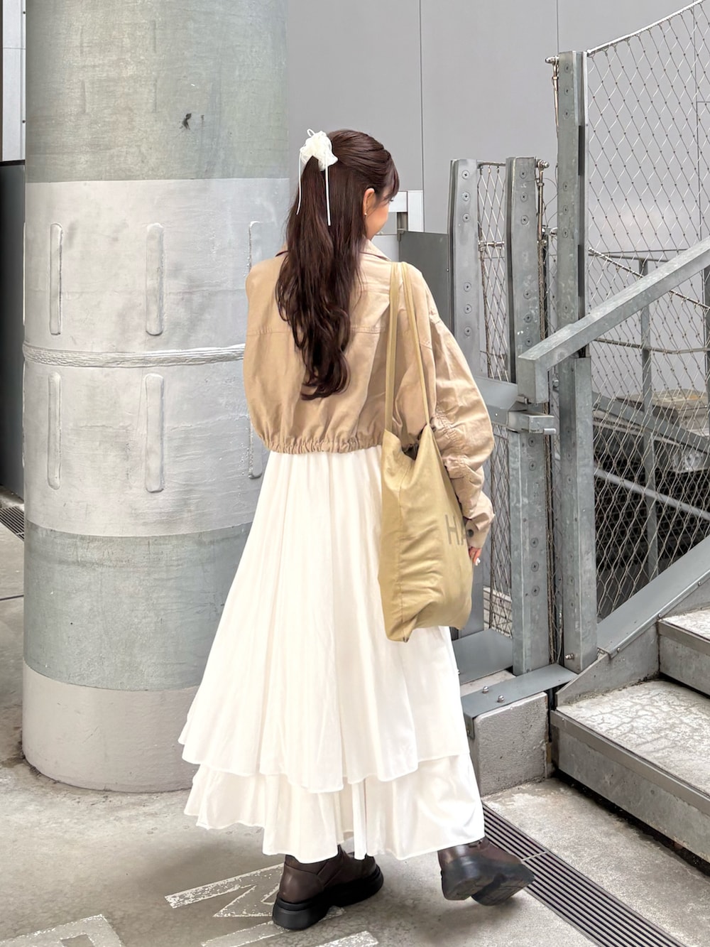 グリーン系のその他アウター、グリーン系のトートバッグ、ホワイト系のワンピースを着用したレディースの春コーディネートの5枚目の写真