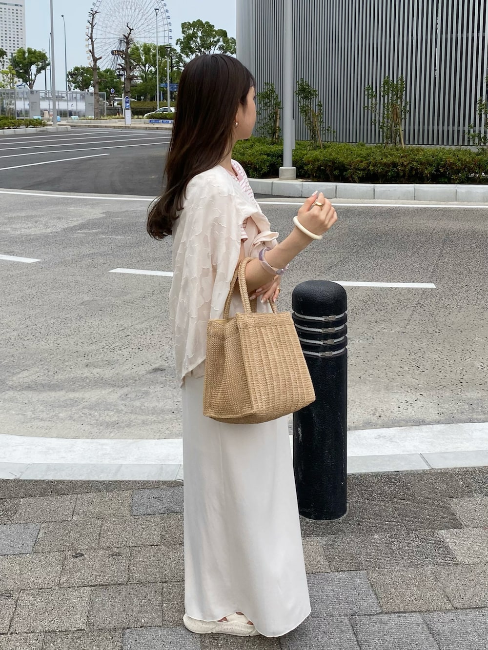 ベージュ系のトートバッグ、ホワイト系のワンピース、ピンク系のTシャツ/カットソーを着用したレディースの夏コーディネートの3枚目の写真
