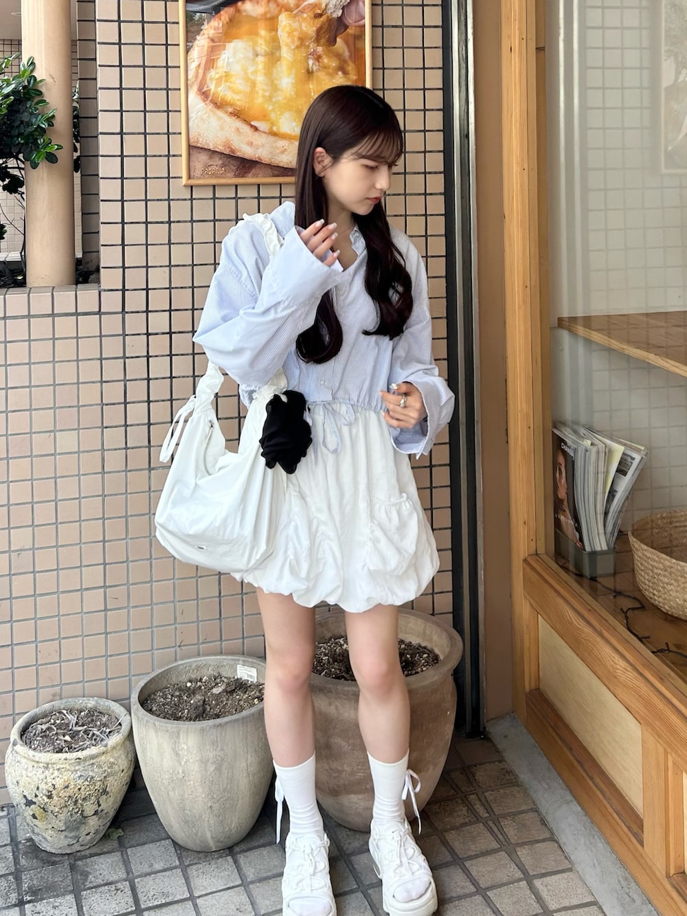 ブルー系のワンピース/ドレス、ホワイト系のショルダーバッグ、ベージュ系のサンダルを着用したレディースの夏コーディネートの4枚目の写真