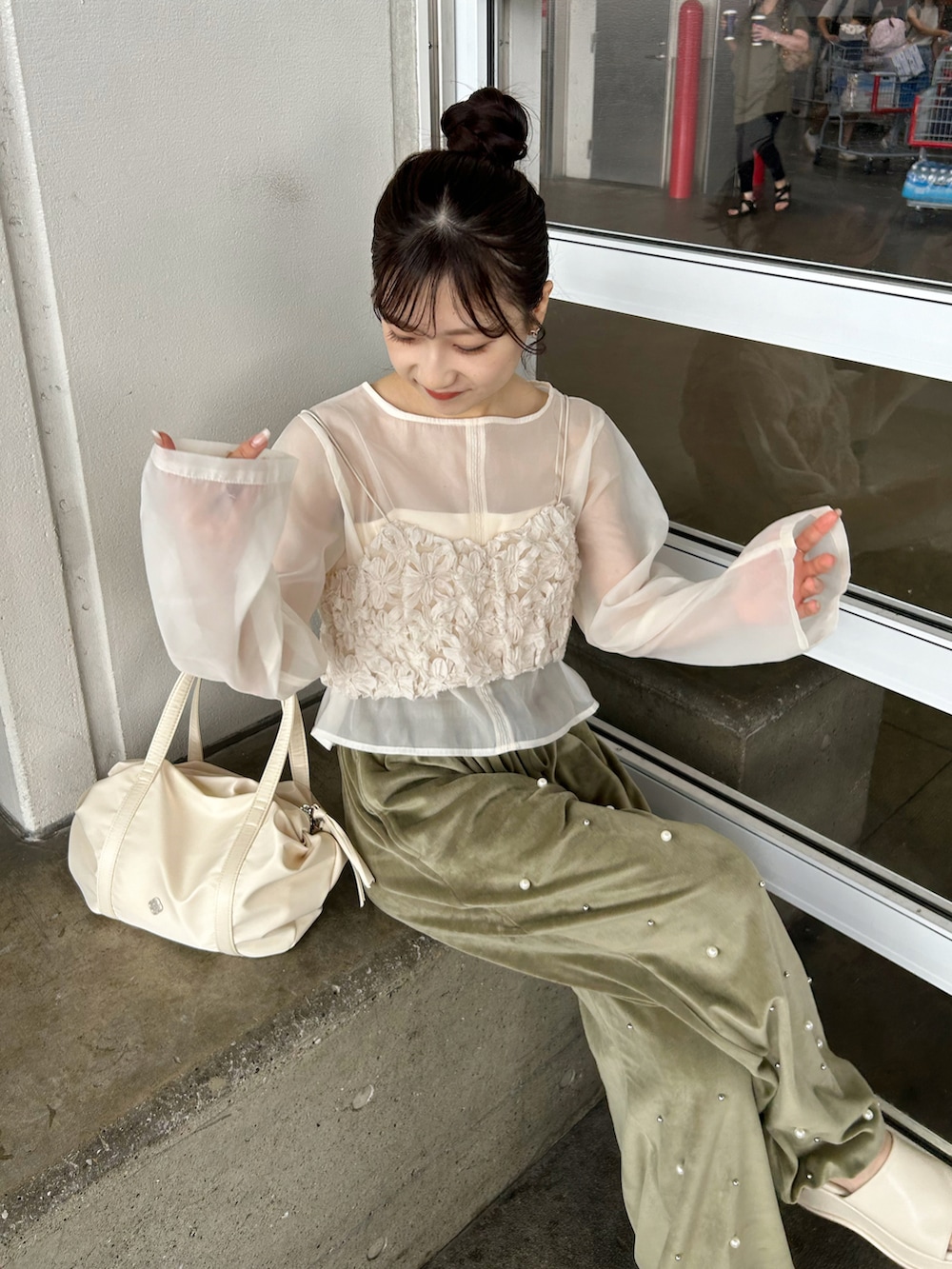 ホワイト系のベスト、グリーン系のその他パンツ、ホワイト系のシャツ/ブラウスを着用したレディースの秋コーディネートの2枚目の写真