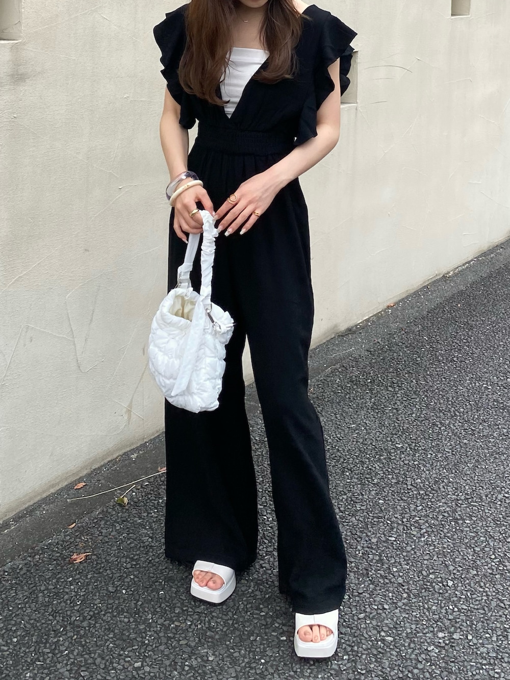 ホワイト系のショルダーバッグ、ホワイト系のチューブトップ、ホワイト系のサンダルを着用したレディースの夏コーディネートの4枚目の写真