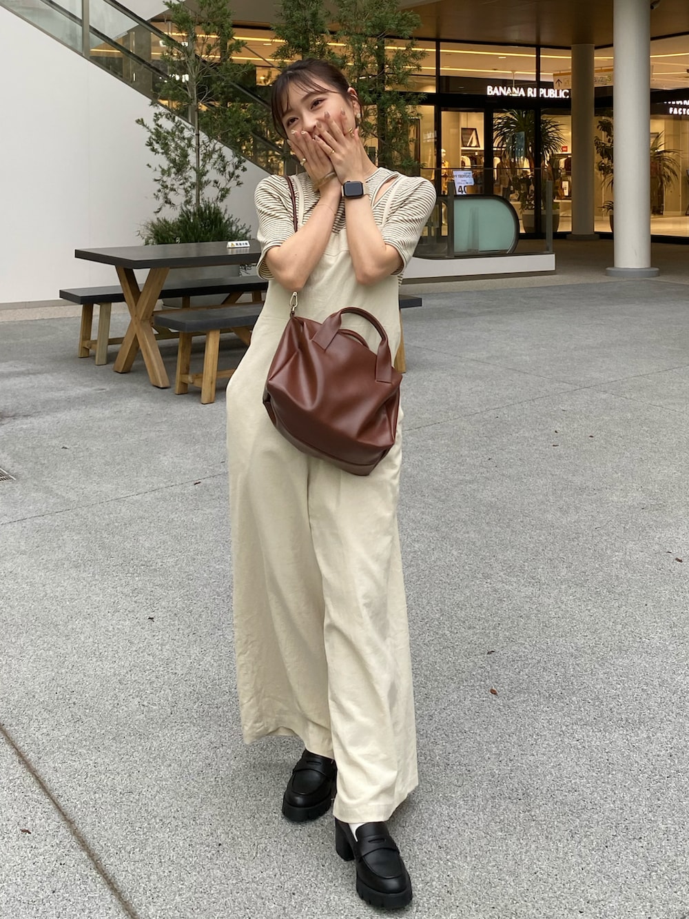 「秋先取りコーデ、シンプルコーデ、サロペット、オーバーオール、ボーダー、厚底サンダル、低身長コーデ、休日スタイル、淡色コーデ、ワントーンコーデ、ゆるコーデ」|「COACHのアイテム(シューズ、ブラック系)」を使った、amiさん(レディース・148cm)の秋コーディネートの2枚目の写真