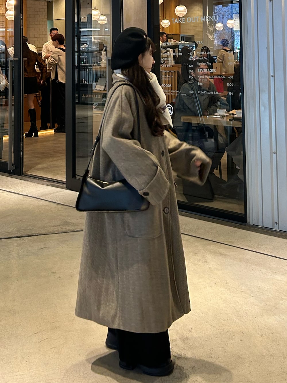 ブラック系のシューズ、ブラック系のショルダーバッグ、ブラック系のつなぎ/オールインワンを着用したレディースの冬コーディネートの2枚目の写真