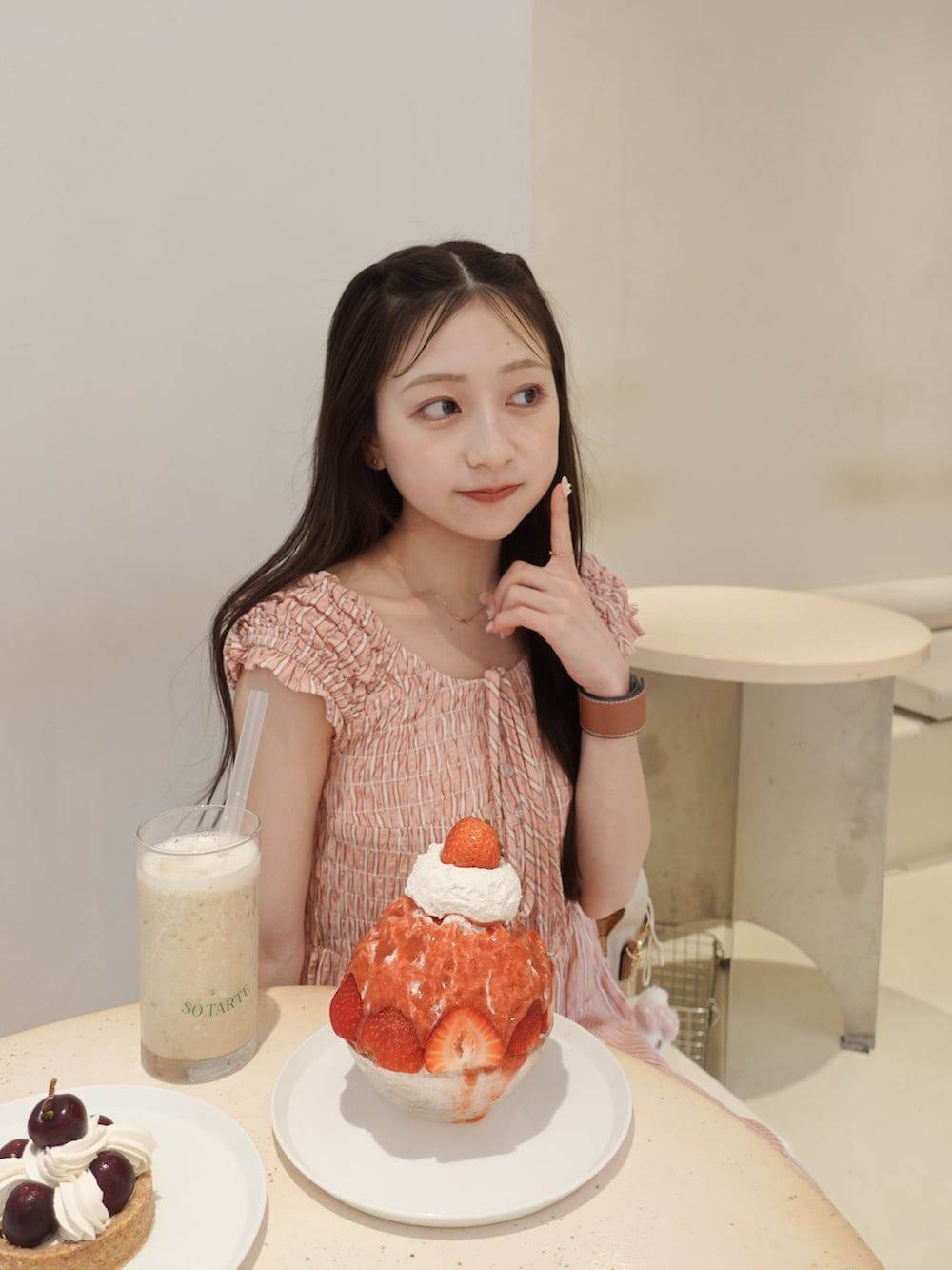ピンク系のワンピース、ベージュ系のサンダルを着用したレディースの夏コーディネートの3枚目の写真