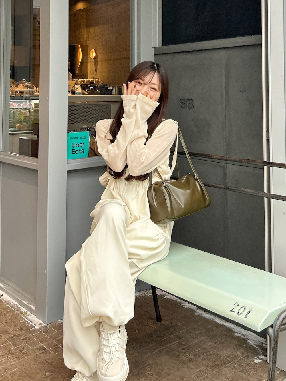 ホワイト系のニット/セーター、グリーン系のトートバッグ、ホワイト系のワンピースを着用したレディースの秋コーディネートの4枚目の写真