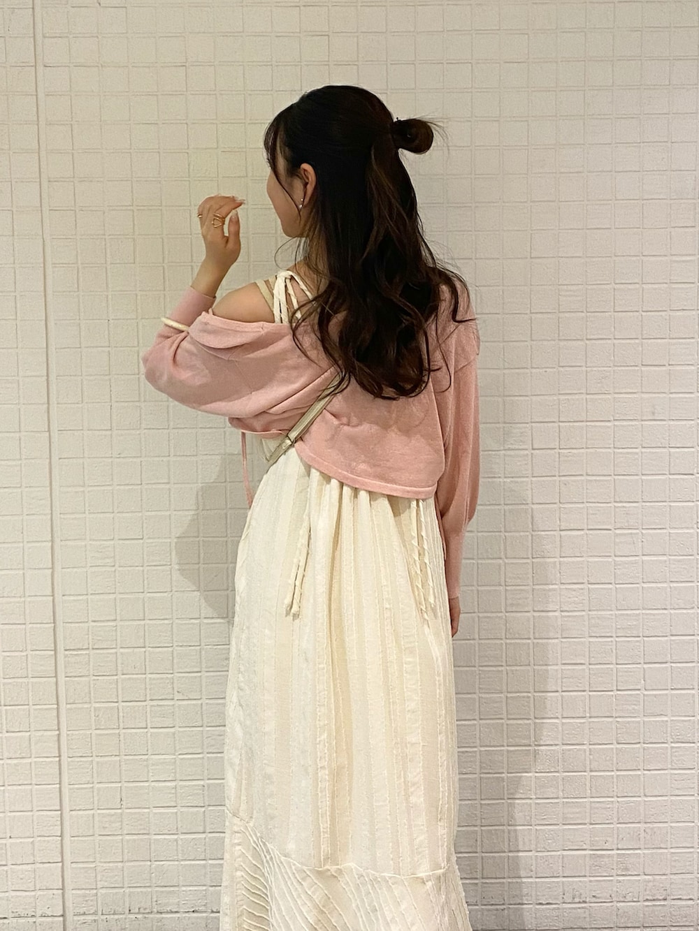 ホワイト系のワンピース、ホワイト系のサンダル、ベージュ系のショルダーバッグを着用したレディースの夏コーディネートの2枚目の写真