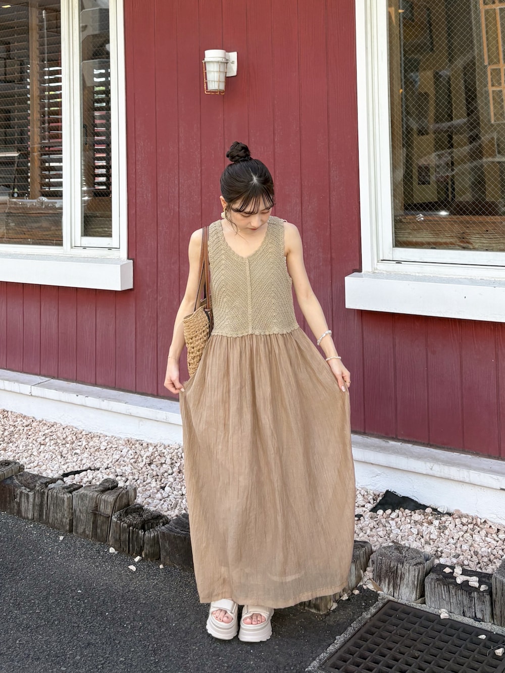 ホワイト系のカーディガン/ボレロ、ブラウン系のワンピース、ベージュ系のサンダルを着用したレディースの夏コーディネートの2枚目の写真