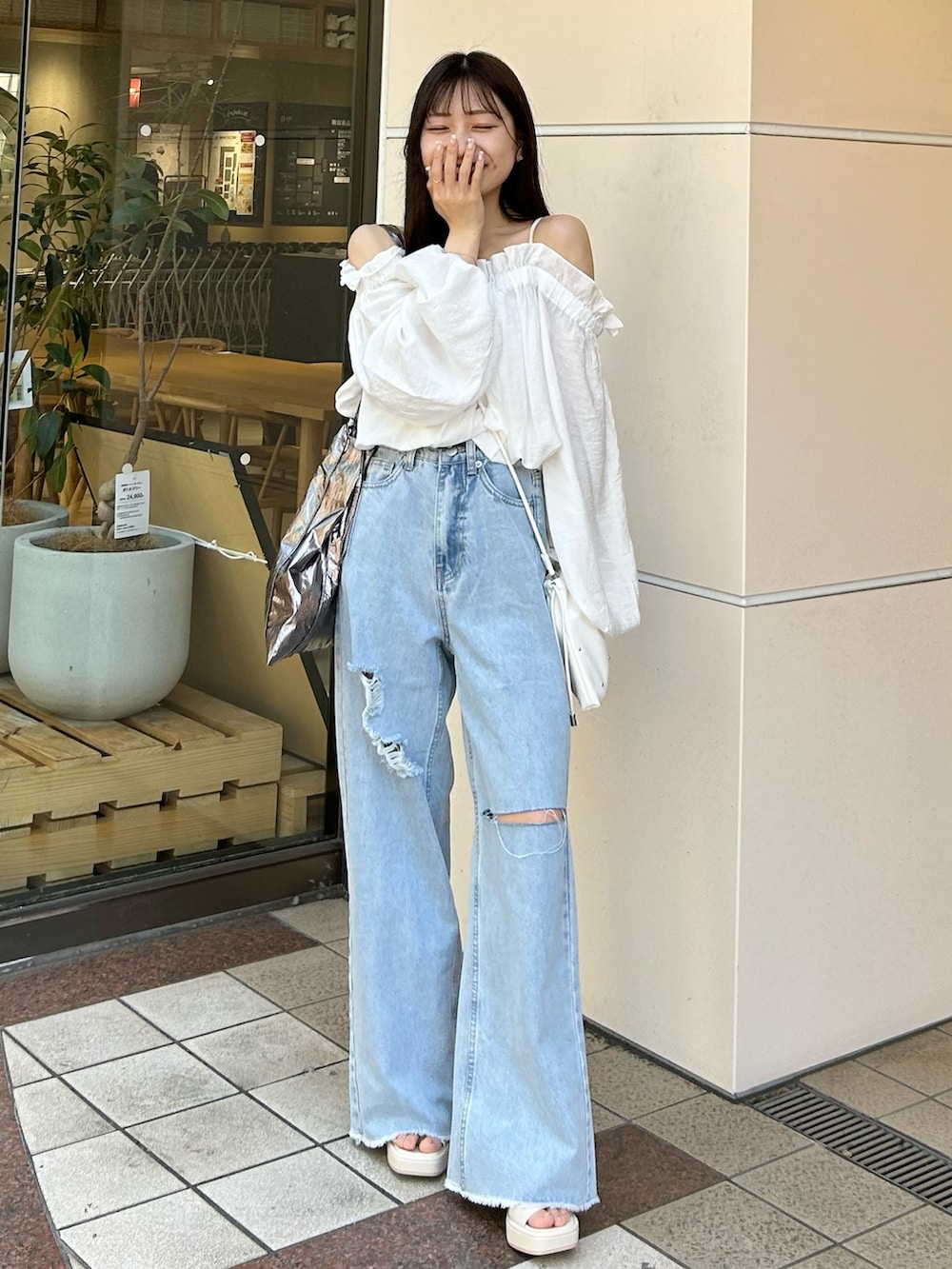 ホワイト系のサンダル、ホワイト系のシャツ/ブラウス、ホワイト系のショルダーバッグを着用したレディースの春コーディネートの2枚目の写真