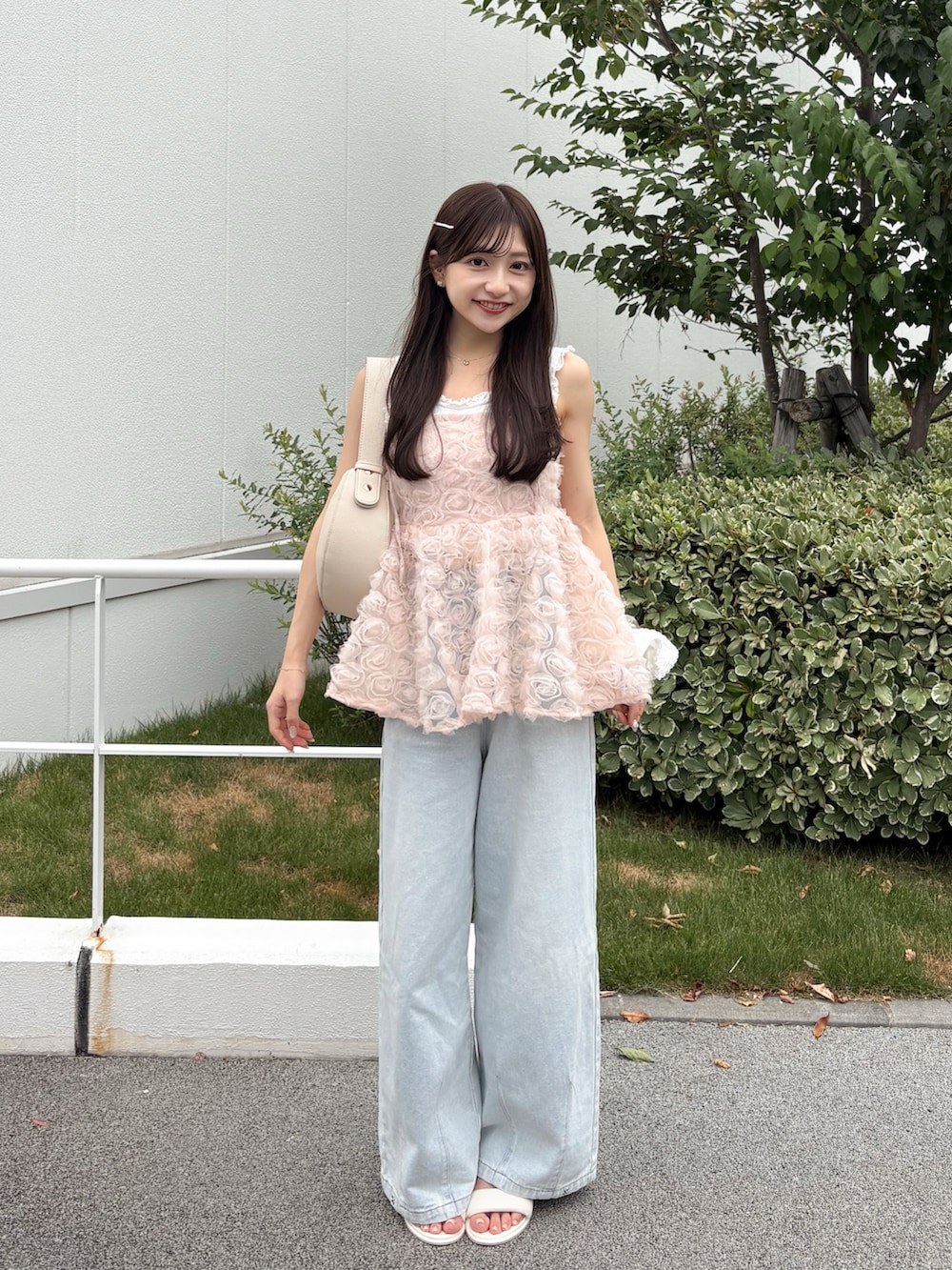 ピンク系のシャツ/ブラウス、ホワイト系のタンクトップ、ブルー系のデニムパンツを着用したレディースの夏コーディネートの2枚目の写真