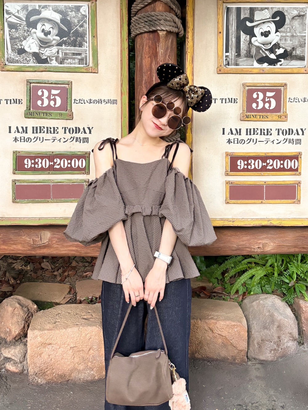 ベージュ系のブーツ、ブラウン系のシャツ/ブラウス、ブルー系のデニムパンツを着用したレディースの秋コーディネートの2枚目の写真