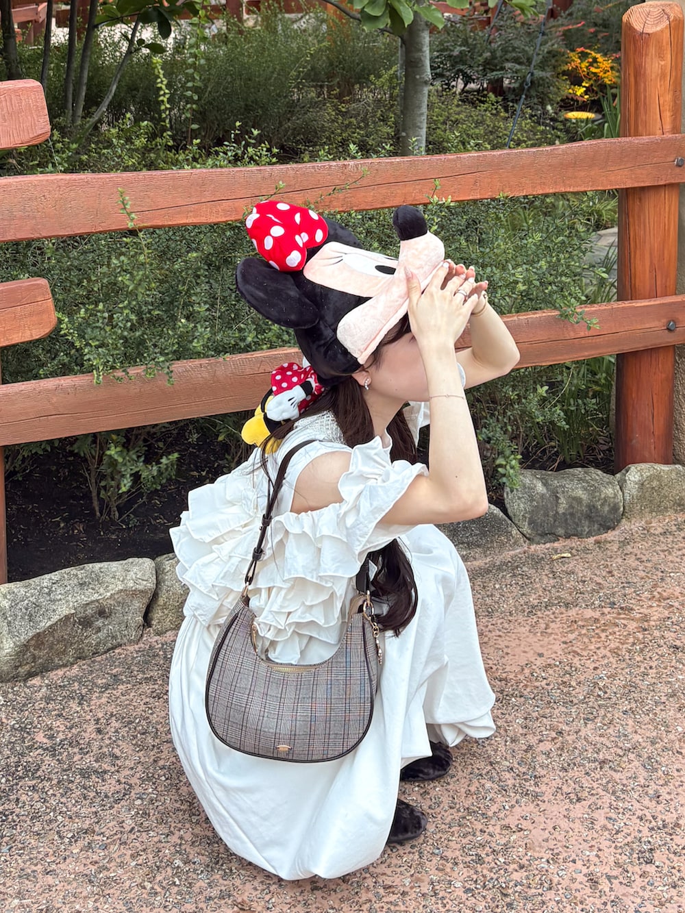 ホワイト系のTシャツ/カットソー、ベージュ系のショルダーバッグ、ブラック系のスカートを着用したレディースの秋コーディネートの4枚目の写真