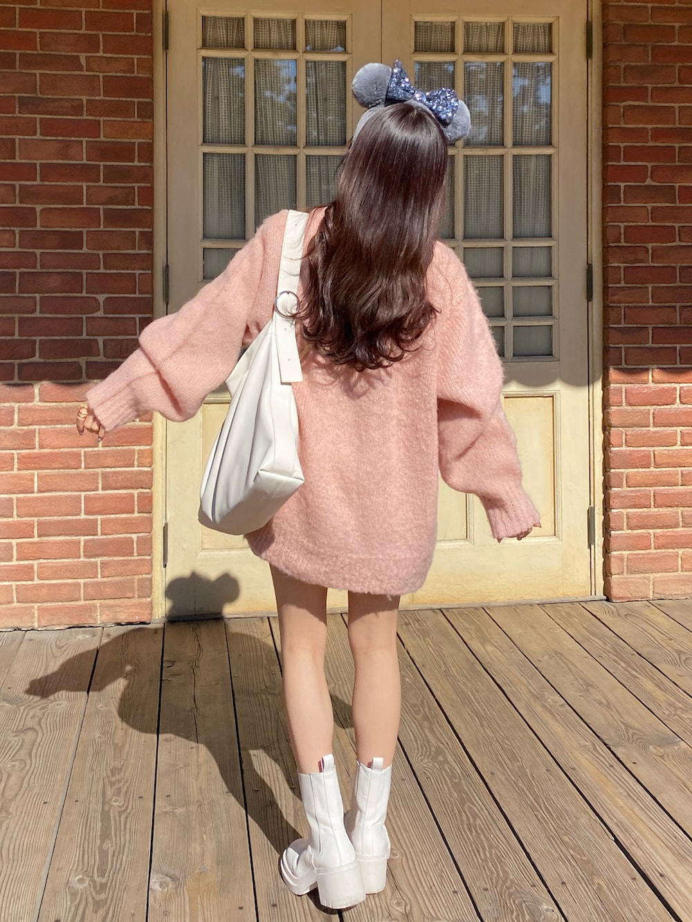 ピンク系のカーディガン/ボレロ、ホワイト系のTシャツ/カットソー、ブラック系のその他パンツを着用したレディースの秋コーディネートの3枚目の写真