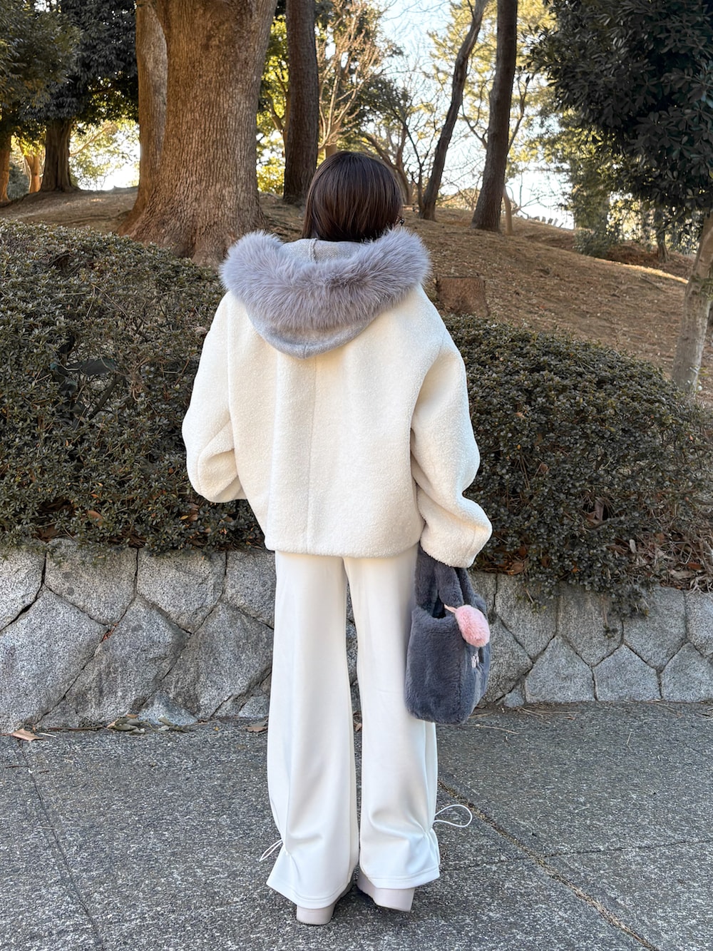 ホワイト系のブルゾン、ホワイト系のTシャツ/カットソー、ホワイト系のスウェットパンツを着用したレディースの冬コーディネートの2枚目の写真