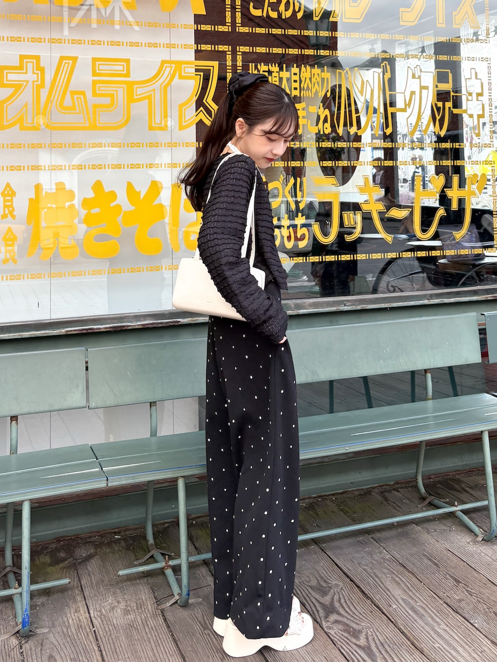 ホワイト系のサンダル、ブラック系のサロペット/オーバーオール、ホワイト系のTシャツ/カットソーを着用したレディースの夏コーディネートの3枚目の写真