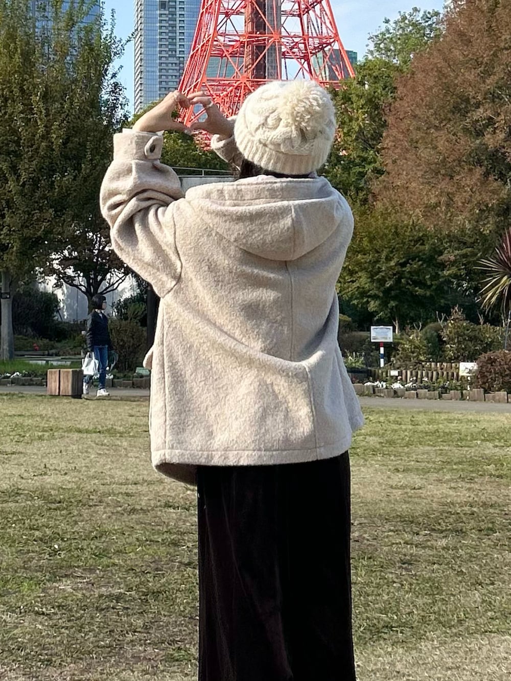 ブラウン系のワンピース、ホワイト系のシューズ、ホワイト系のダッフルコートを着用したレディースの秋コーディネートの3枚目の写真