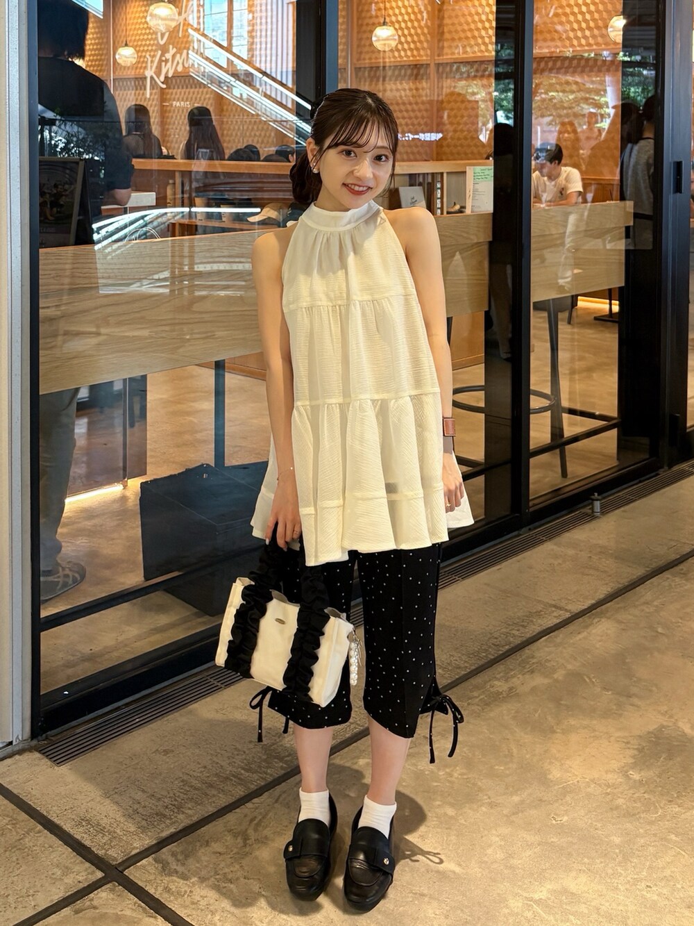 ホワイト系のシャツ/ブラウス、ブラック系のローファー、ブラック系のパンツを着用したレディースの秋コーディネートの4枚目の写真