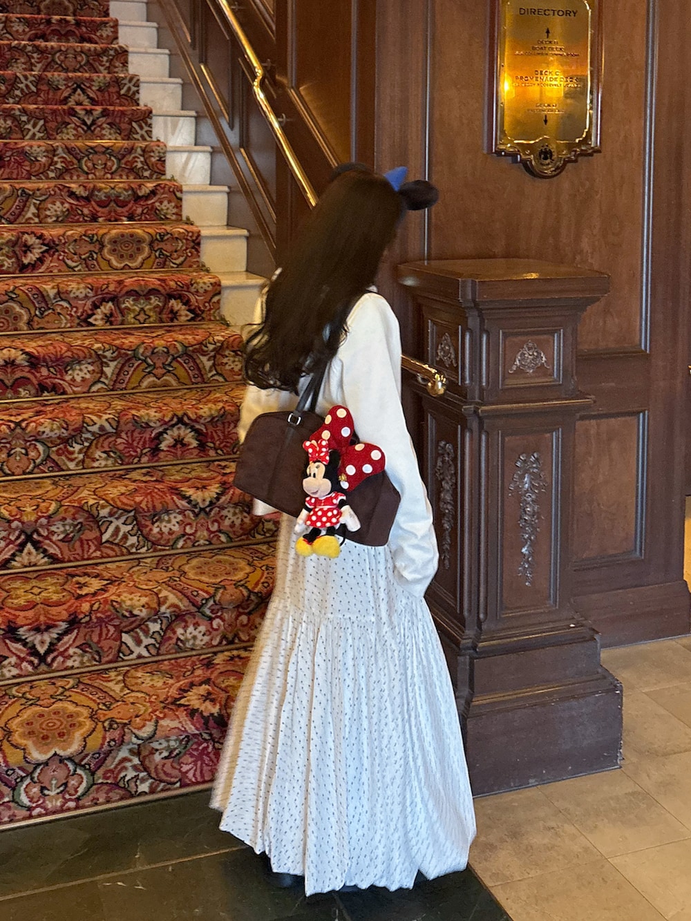 ホワイト系のパーカー、ホワイト系のカーディガン/ボレロ、ブラウン系のブーツを着用したレディースの冬コーディネートの2枚目の写真