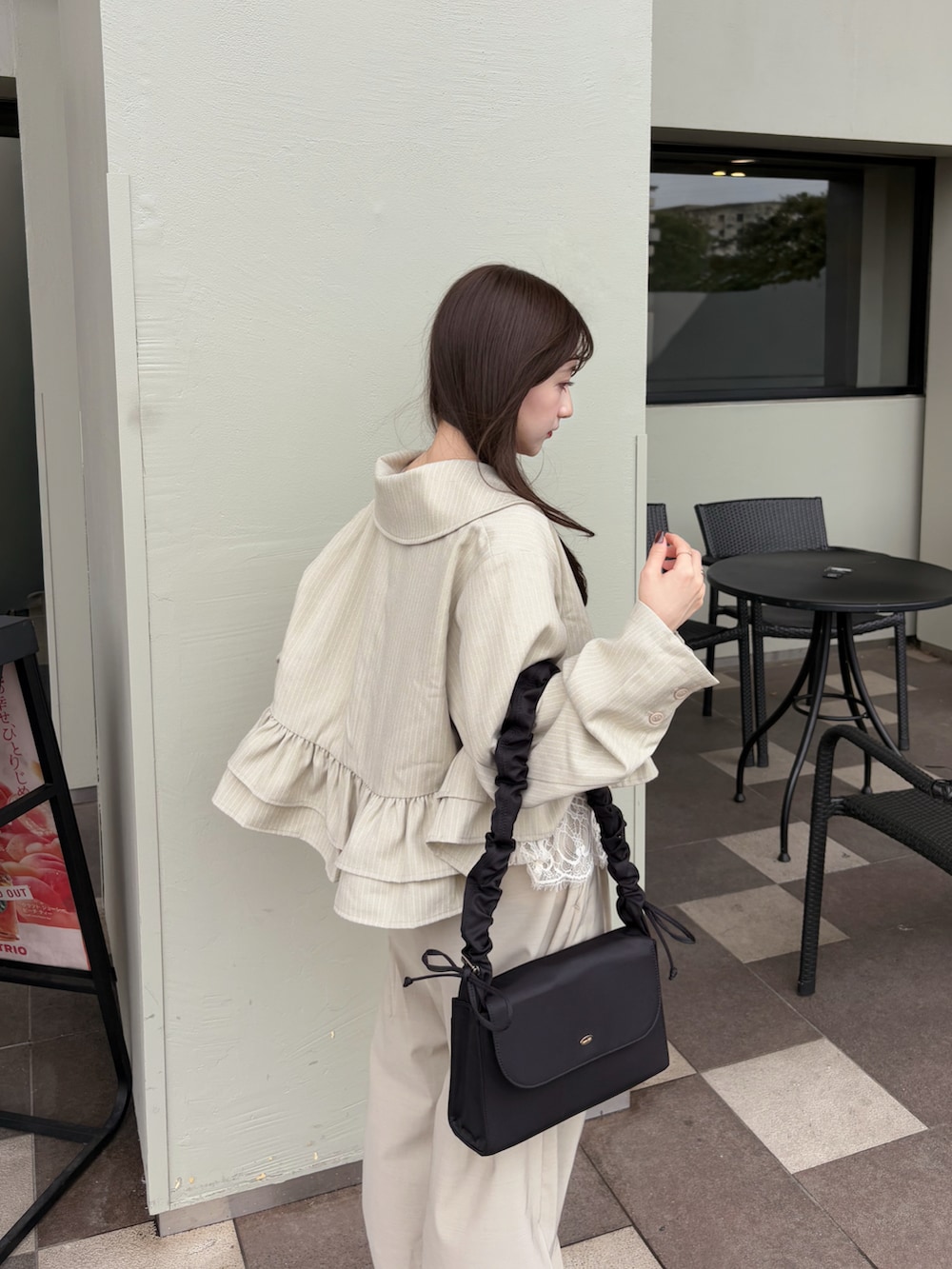 ベージュ系のその他パンツ、ブラック系のキャミソール、ブラック系のサンダルを着用したレディースの秋コーディネートの2枚目の写真