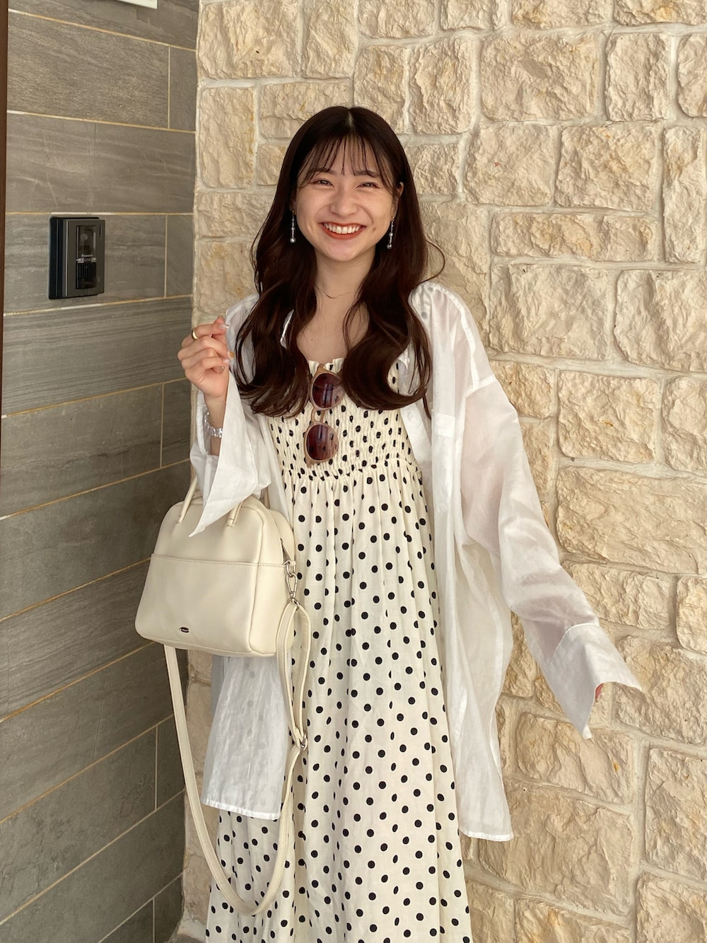 ホワイト系のショルダーバッグ、ホワイト系のワンピース/ドレス、ホワイト系のサンダルを着用したレディースの秋コーディネートの3枚目の写真