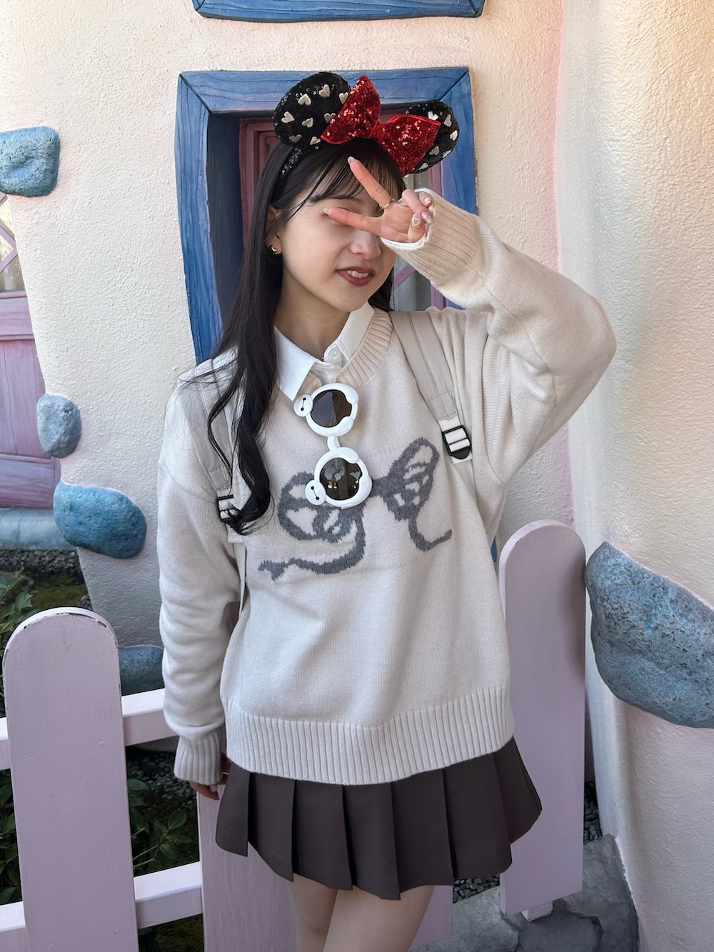 ホワイト系のニット/セーター、ブラウン系のスカート、ブラウン系のブルゾンを着用したレディースの冬コーディネートの5枚目の写真