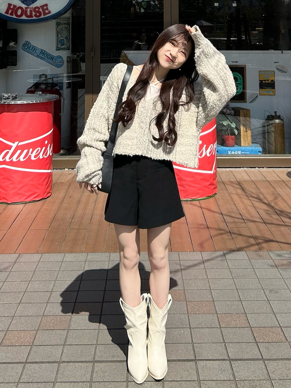 ブラック系のその他パンツ、ホワイト系のカーディガン/ボレロ、ブラック系のトートバッグを着用したレディースの春コーディネートの2枚目の写真