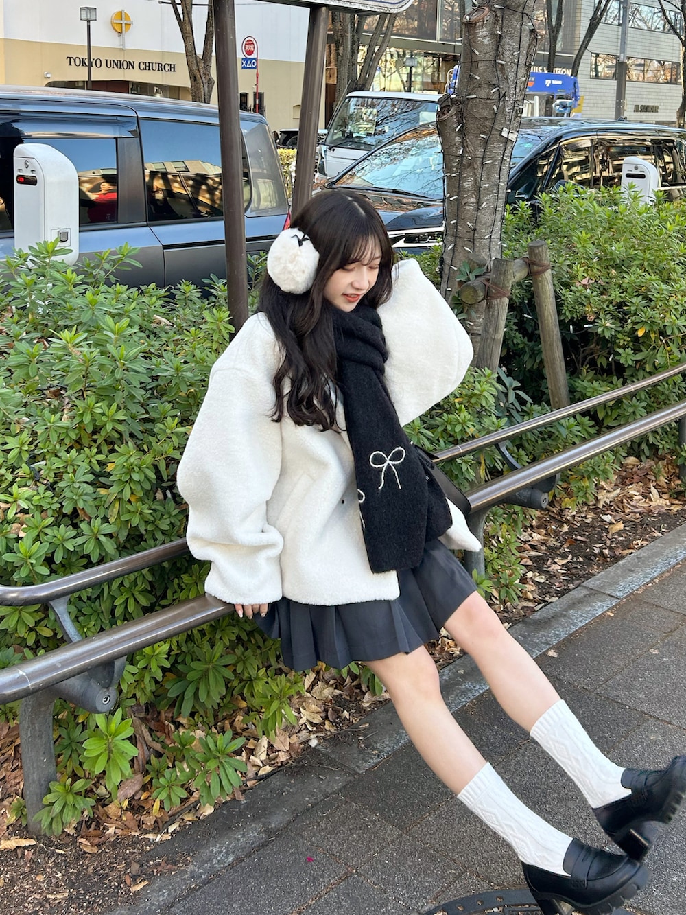 ブラック系のシューズ、ブラック系のショルダーバッグ、グレー系のスカートを着用したレディースの冬コーディネートの2枚目の写真