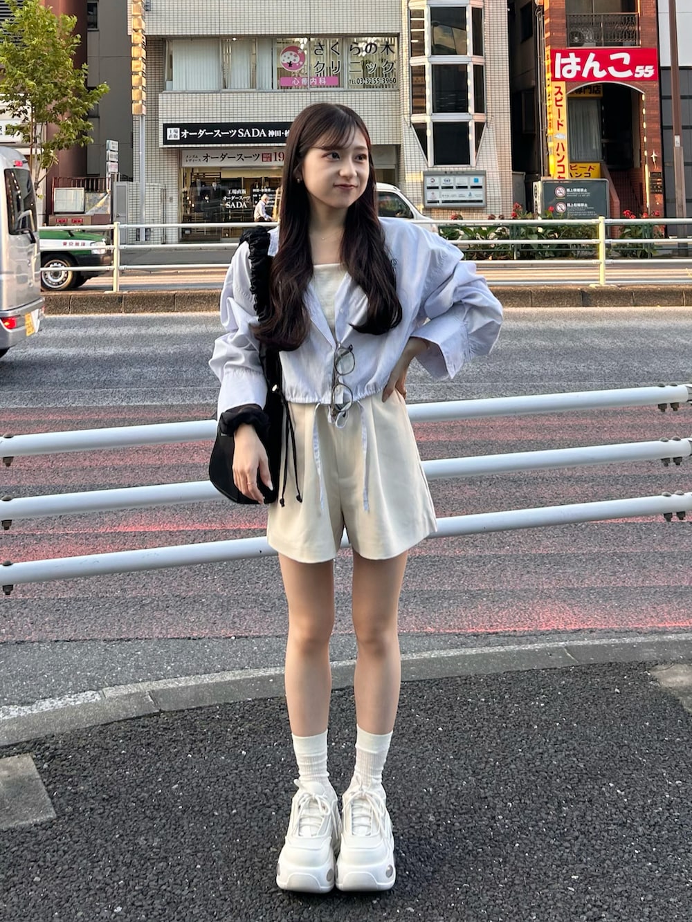 ホワイト系のスニーカー、ホワイト系のその他パンツ、ブルー系のワンピース/ドレスを着用したレディースの秋コーディネートの2枚目の写真