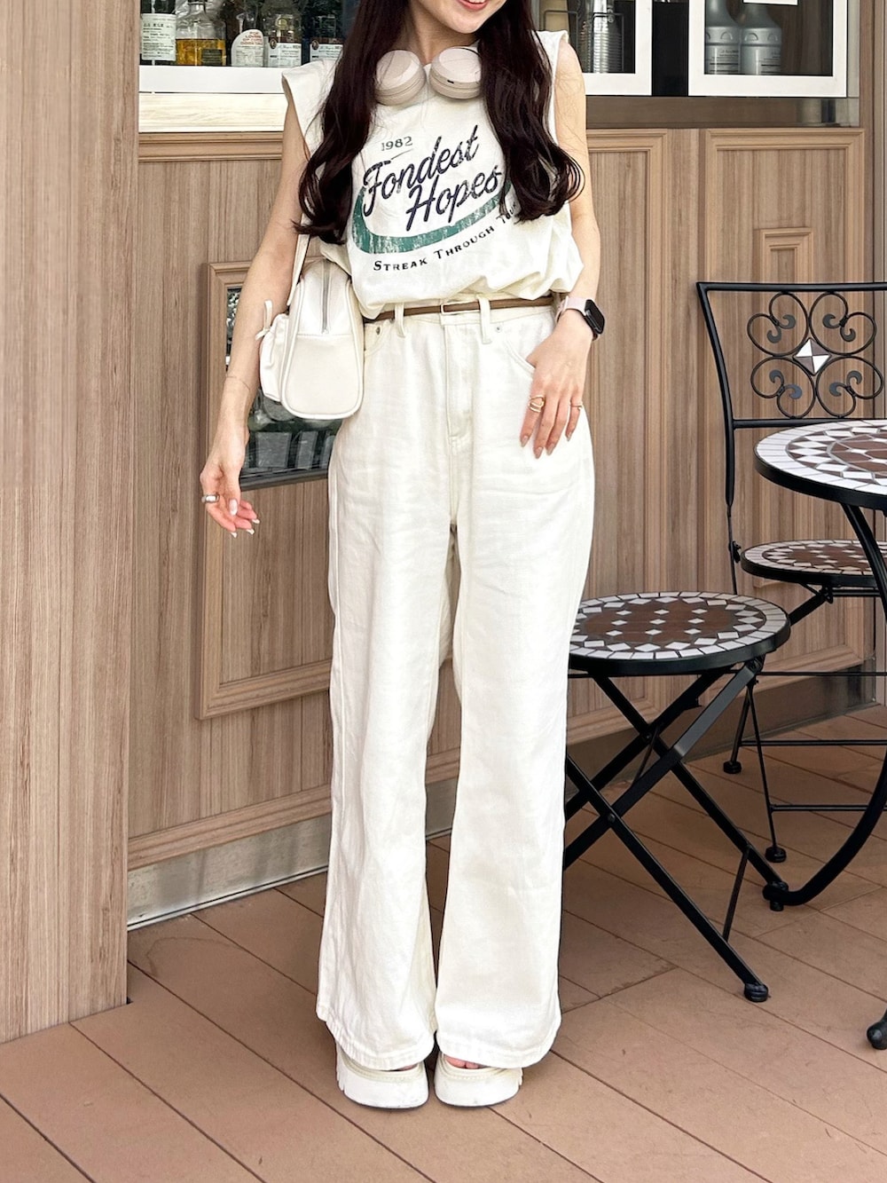ホワイト系のその他パンツ、ホワイト系のTシャツ/カットソー、ホワイト系のバッグを着用したレディースの秋コーディネートの3枚目の写真