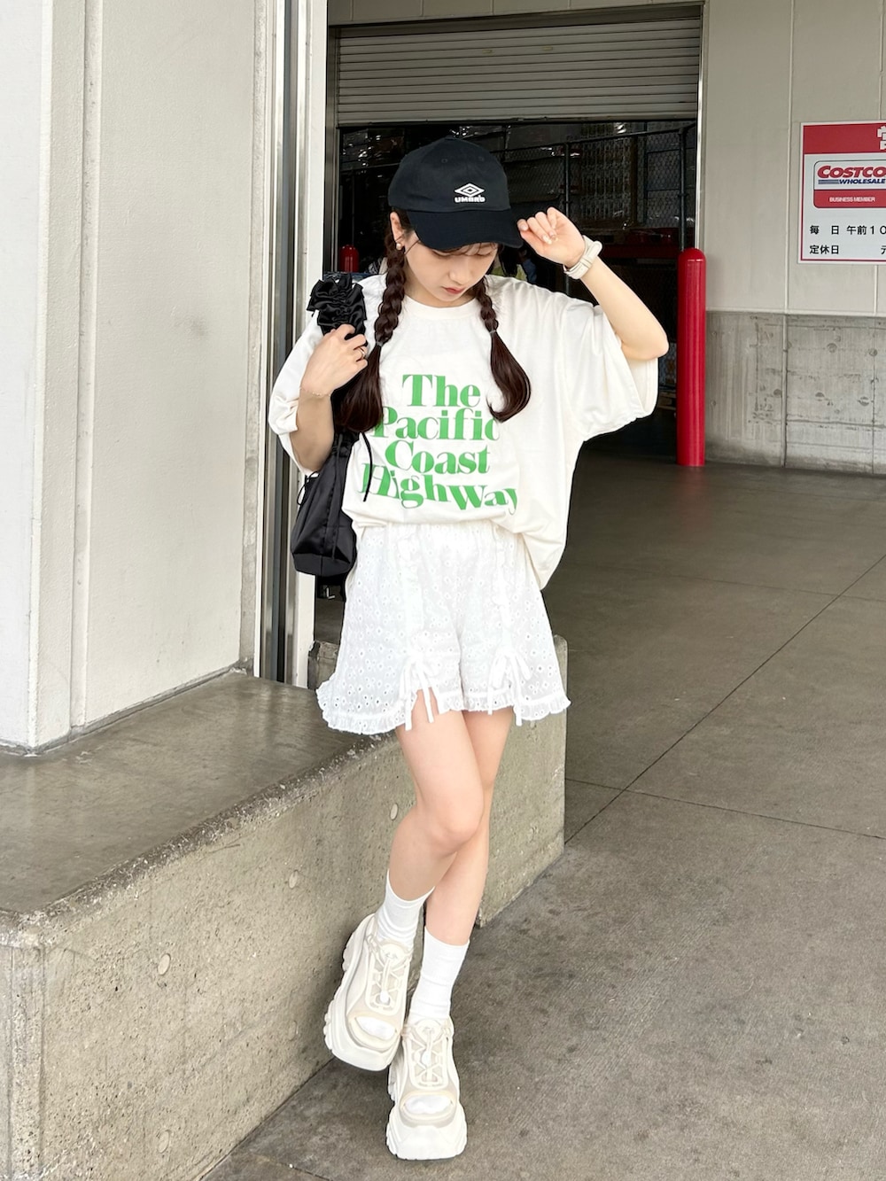 ホワイト系のサンダル、ホワイト系のチノパンツ、ホワイト系のTシャツ/カットソーを着用したレディースの夏コーディネートの4枚目の写真
