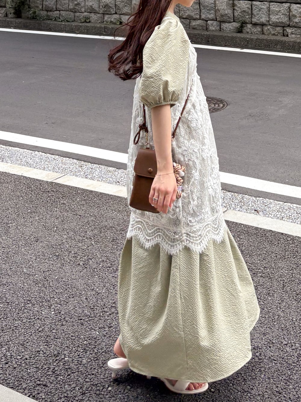 ホワイト系のシャツ/ブラウス、ホワイト系のサンダル、グリーン系のワンピースを着用したレディースの秋コーディネートの3枚目の写真