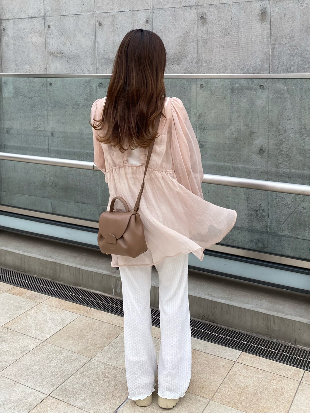 ホワイト系のサンダル、ホワイト系のその他パンツ、ベージュ系のシャツ/ブラウスを着用したレディースの夏コーディネートの2枚目の写真