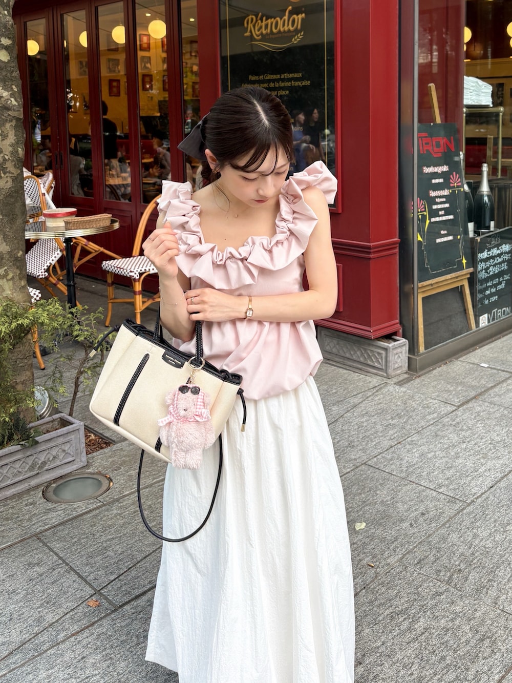 ホワイト系のサンダル、ホワイト系のトートバッグ、ホワイト系のスカートを着用したレディースの夏コーディネートの2枚目の写真