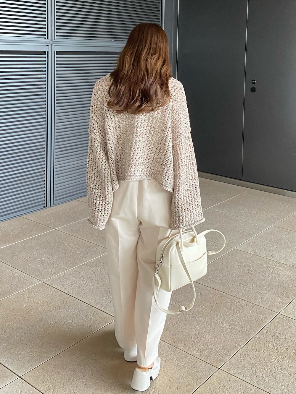ホワイト系のサンダル、ホワイト系のその他パンツ、ベージュ系のニット/セーターを着用したレディースの夏コーディネートの3枚目の写真