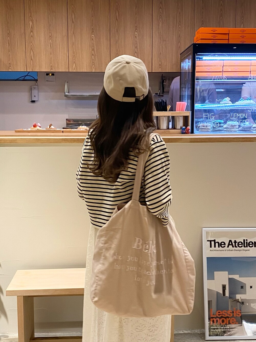 ピンク系のその他トップス、ホワイト系のサンダル、ホワイト系のその他パンツを着用したレディースの夏コーディネートの3枚目の写真