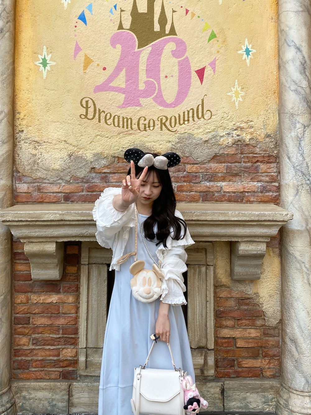 ホワイト系のショルダーバッグ、ホワイト系のシャツ/ブラウス、ブルー系のワンピースを着用したレディースの春コーディネートの5枚目の写真