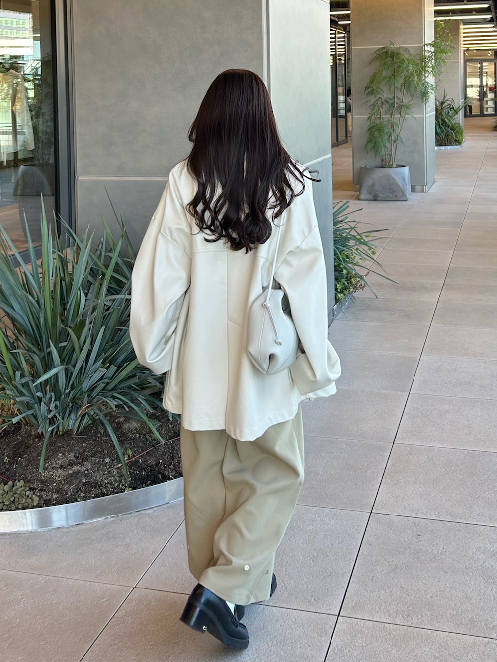 ブラウン系のシャツ/ブラウス、ホワイト系のその他アウター、ベージュ系のその他パンツを着用したレディースの冬コーディネートの3枚目の写真