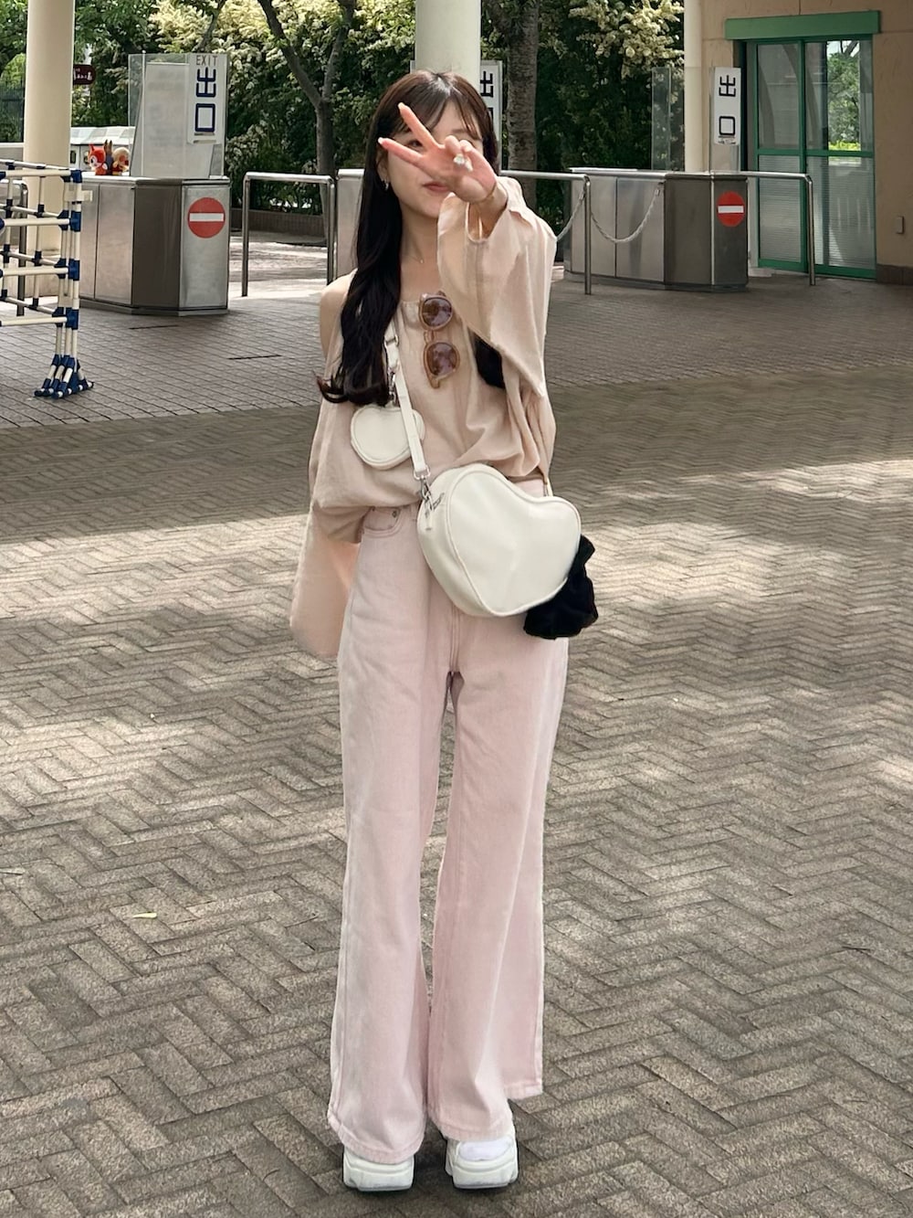 ピンク系のその他パンツ、ホワイト系のハンドバッグ、ピンク系のシャツ/ブラウスを着用したレディースの夏コーディネートの5枚目の写真