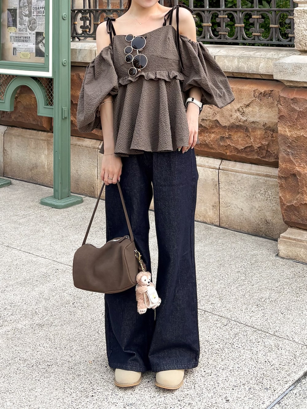 ベージュ系のブーツ、ブラウン系のシャツ/ブラウス、ブルー系のデニムパンツを着用したレディースの秋コーディネートの3枚目の写真