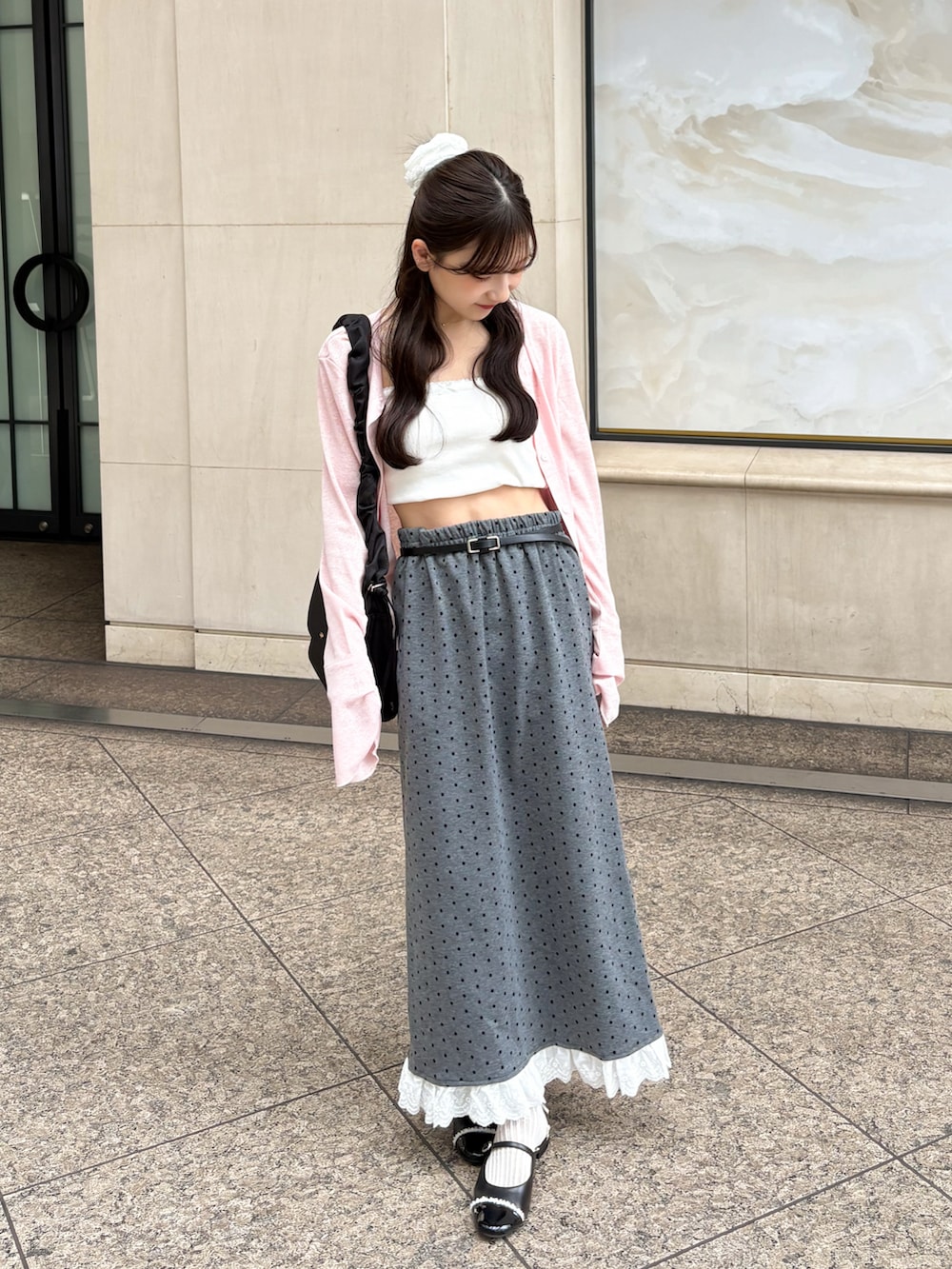 ブラック系のバッグ、ピンク系のカーディガン/ボレロ、ホワイト系のキャミソールを着用したレディースの夏コーディネートの5枚目の写真