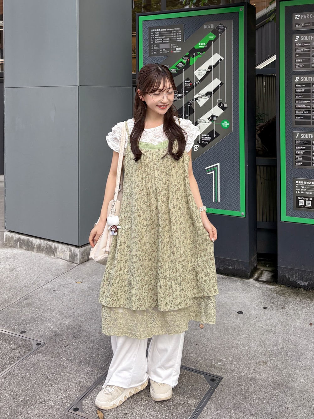 ホワイト系のスウェットパンツ、グリーン系のワンピース、ホワイト系のトートバッグを着用したレディースの夏コーディネートの4枚目の写真