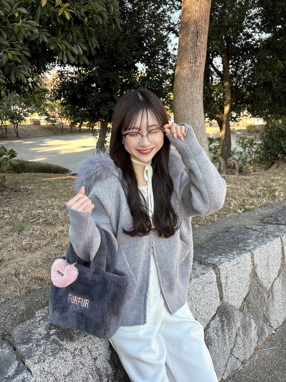 ホワイト系のブルゾン、ホワイト系のTシャツ/カットソー、ホワイト系のスウェットパンツを着用したレディースの冬コーディネートの3枚目の写真