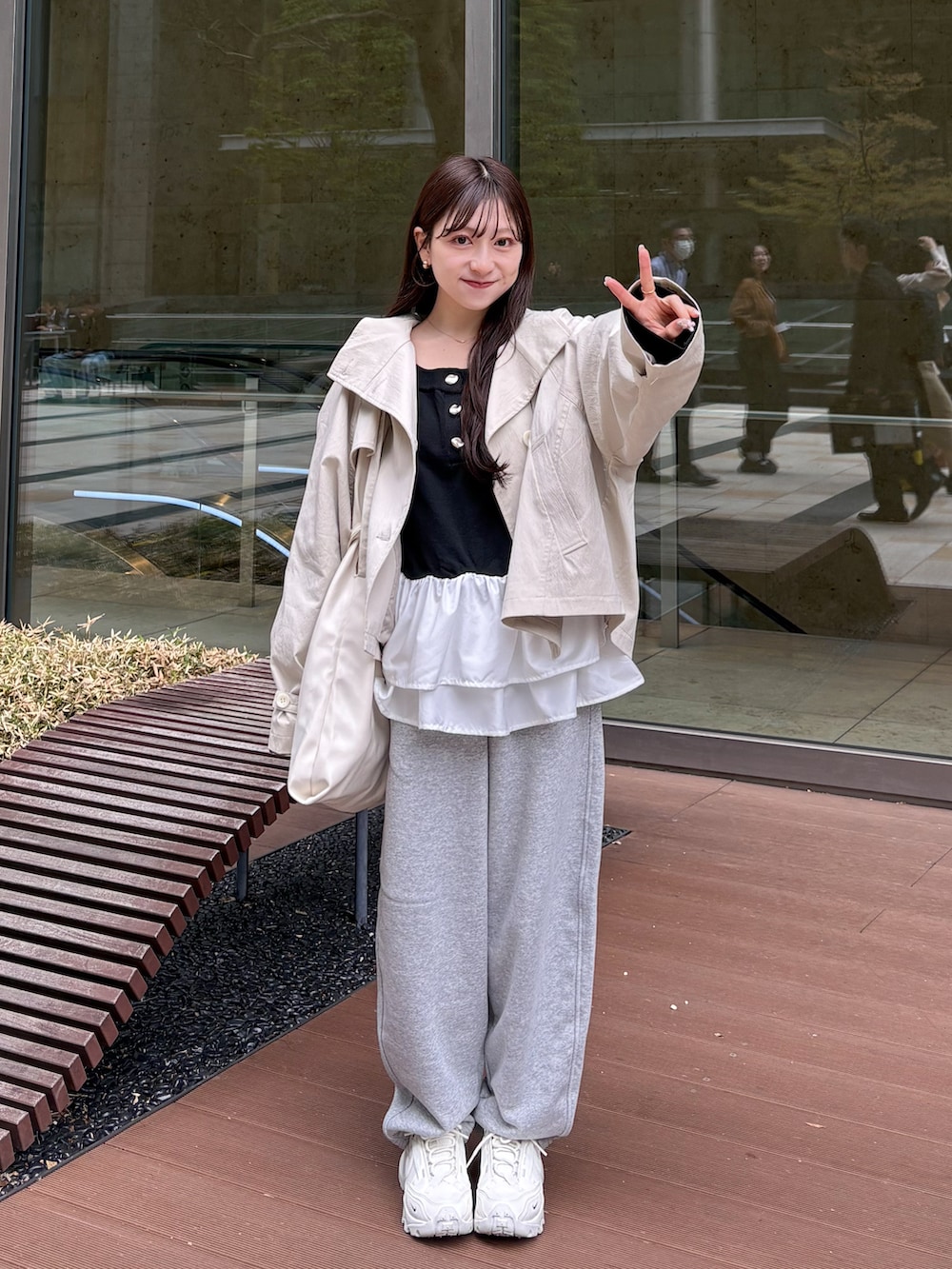 ベージュ系のスニーカー、グレー系のスウェットパンツ、ブラック系のニット/セーターを着用したレディースの春コーディネートの2枚目の写真